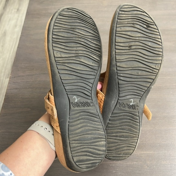 Vionic Sandal Lana Taupe Gold Cork Thong Sandals - Picture 4 of 6
